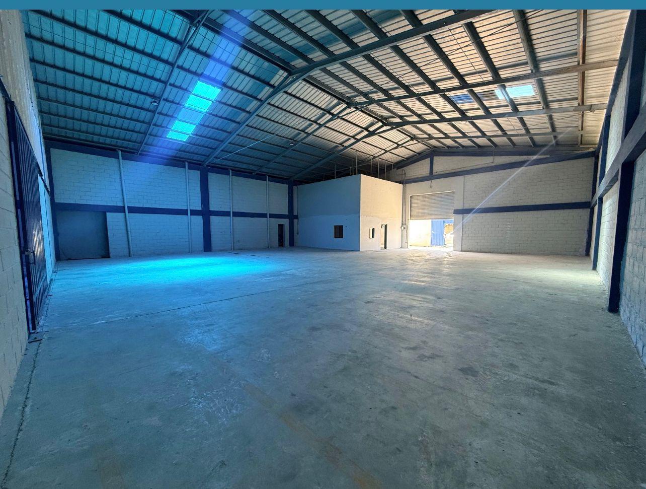 Interior de nave industrial para propiedades comerciales
